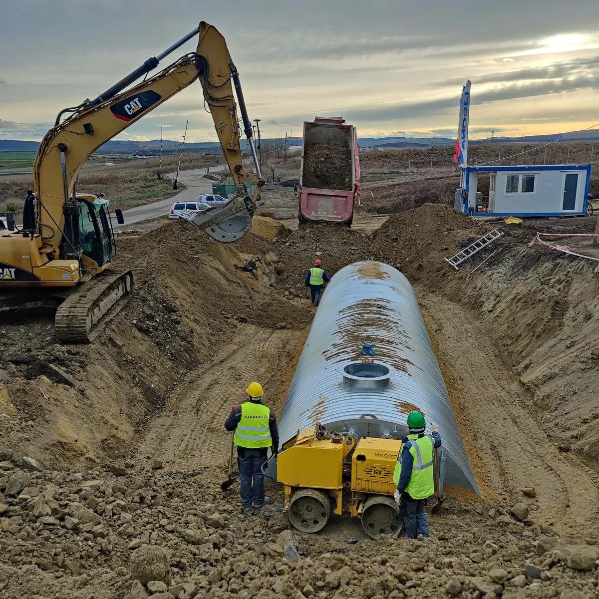 Bazin PSI fabrică BCA — umplere și compactare cu excavator