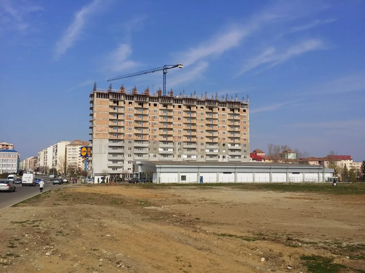 Bloc locuințe 19 nivele Cluj — structură cu macara turn