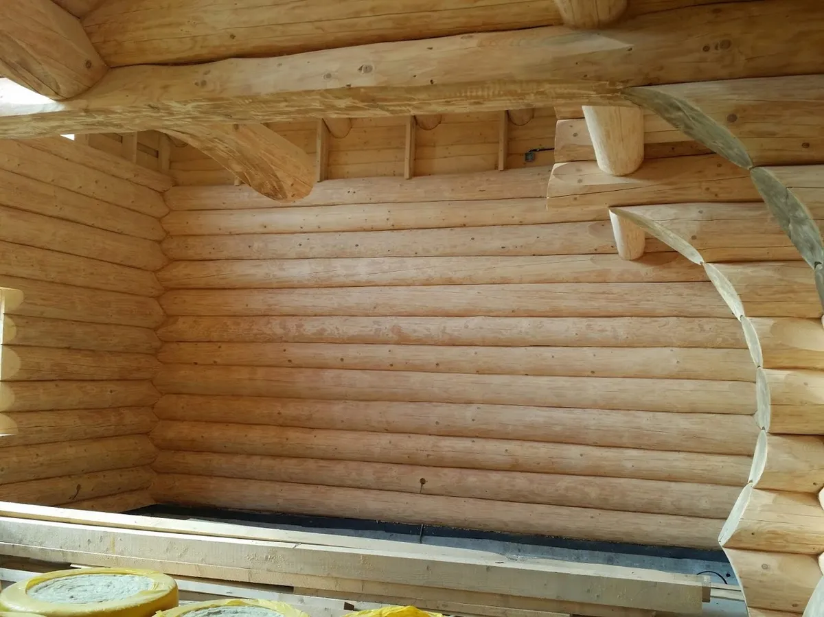 Cabană de vânătoare — interior etaj, pereți bușteni rotunzi cu arc