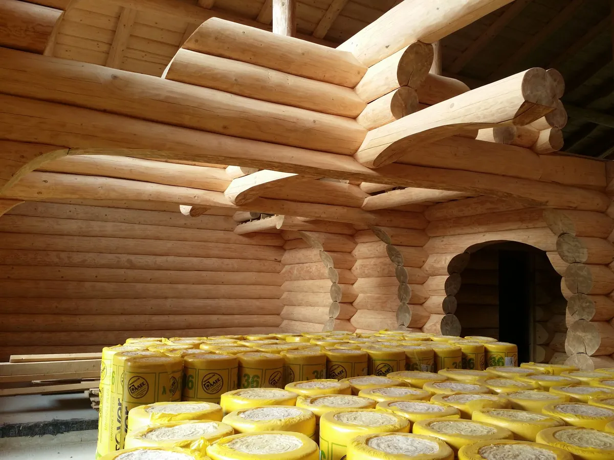 Cabană de vânătoare — interior cu vată minerală și bușteni