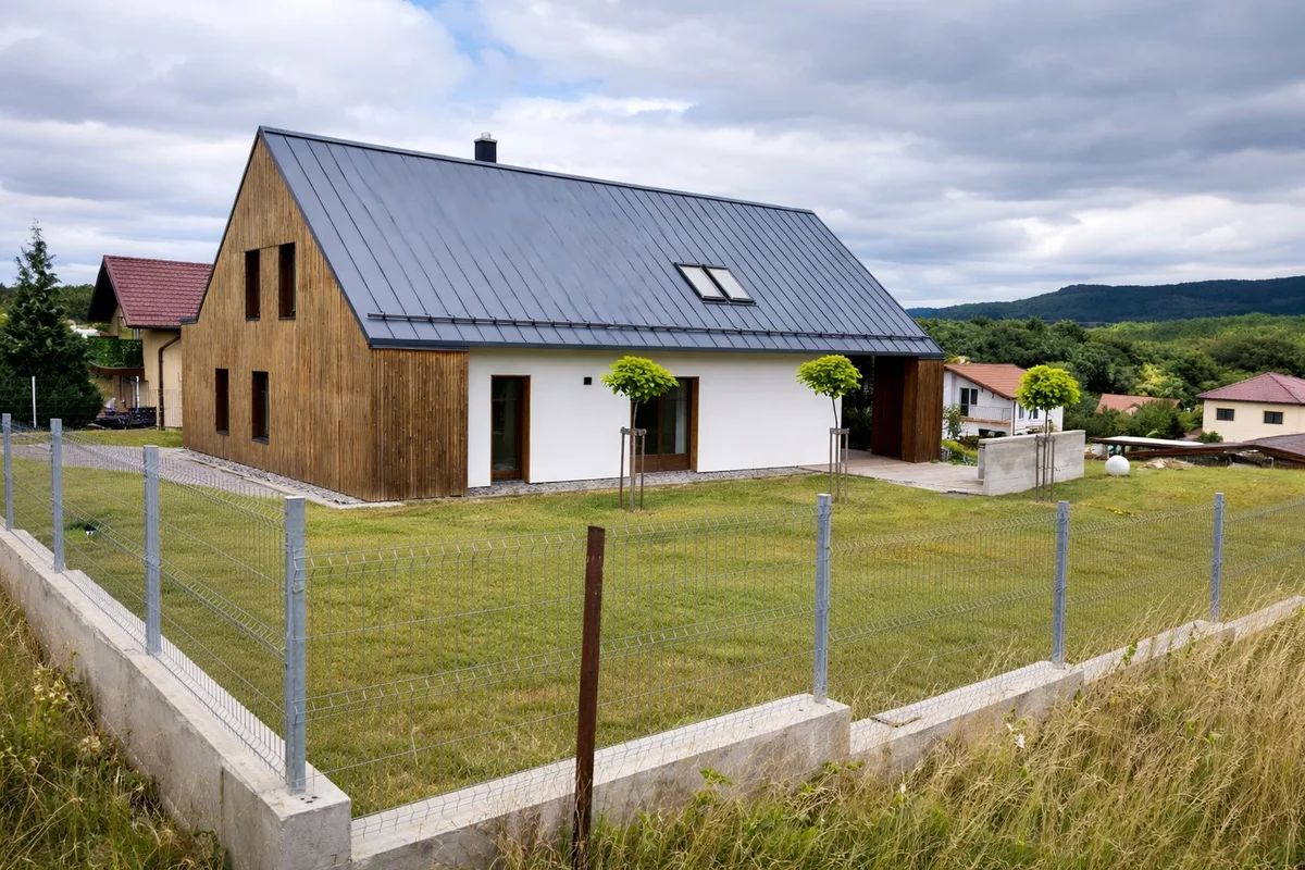 Casă ecologică Salicea finalizată — design modern cu riglaj lemn