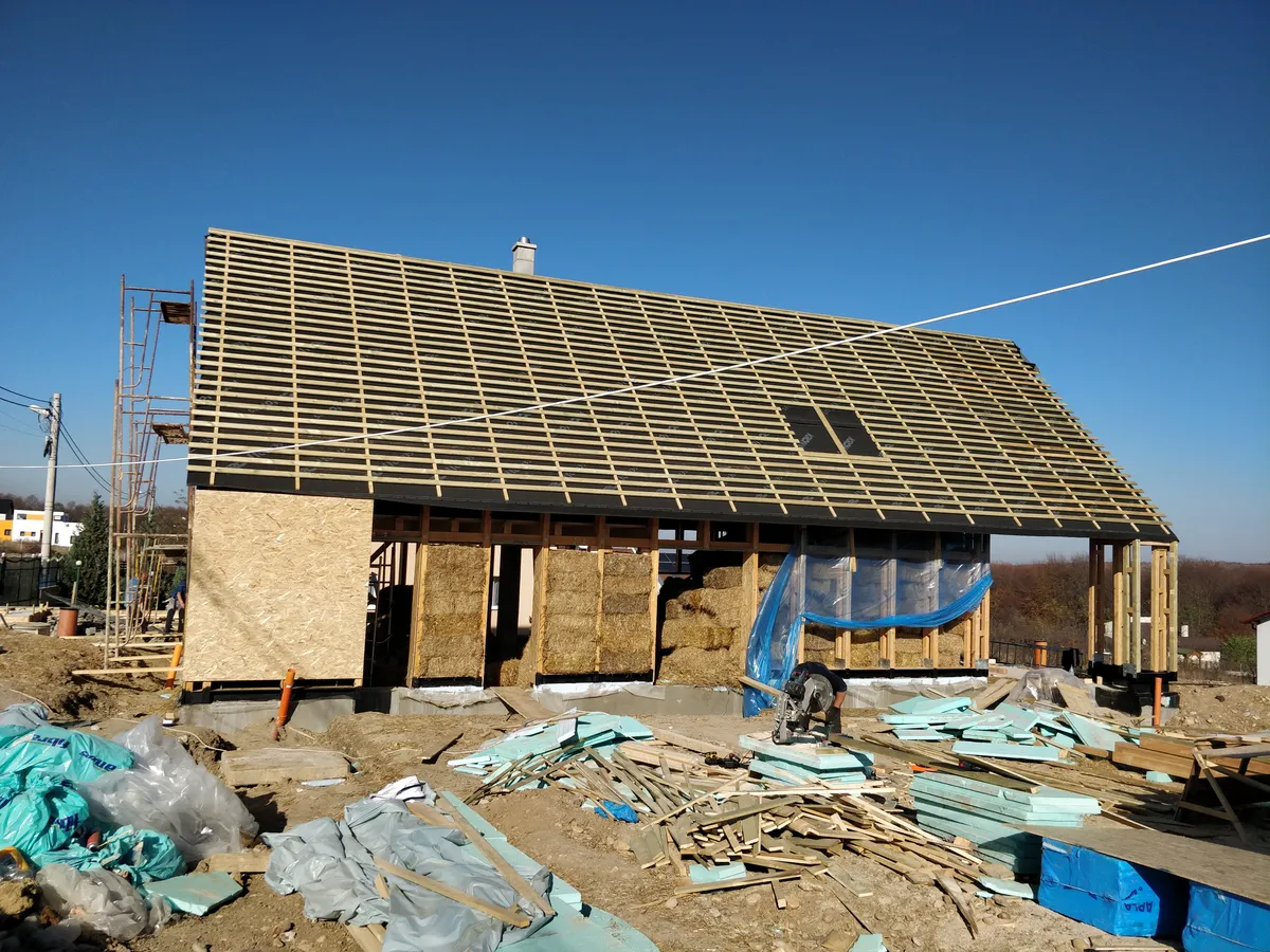 Casă ecologică Salicea — pereți din baloți de paie cu OSB și șarpantă