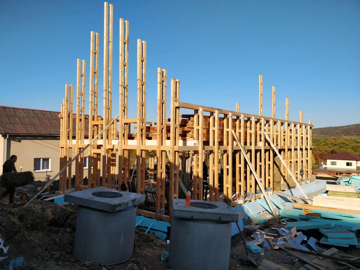 Casă ecologică Salicea — structură lemn cu baloți de paie