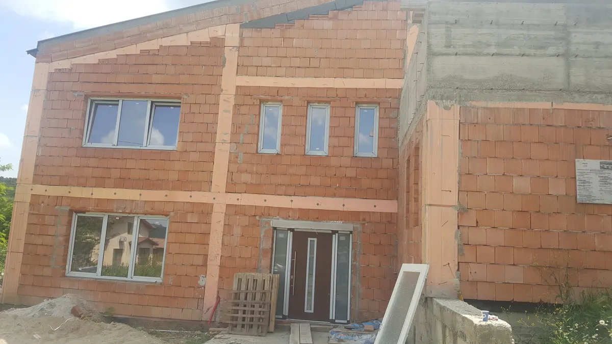 Casă unifamilială Făget — structură la roșu cu ferestre