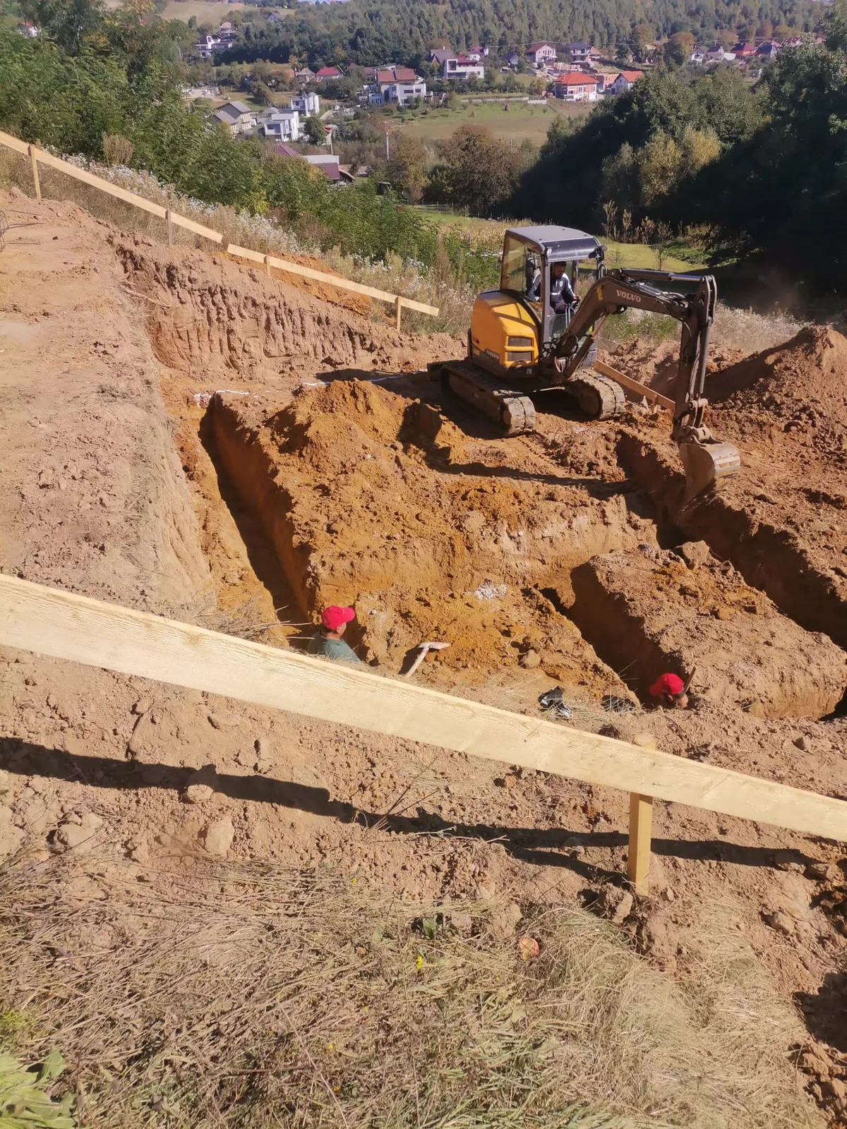 Casă unifamilială Feleacu — la roșu cu ferestre montate