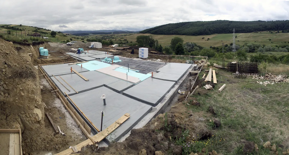 Casă unifamilială Feleacu — placă pe sol cu hidroizolație