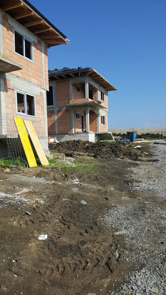 Case înșiruite Dezmir — vedere laterală cu utilaje