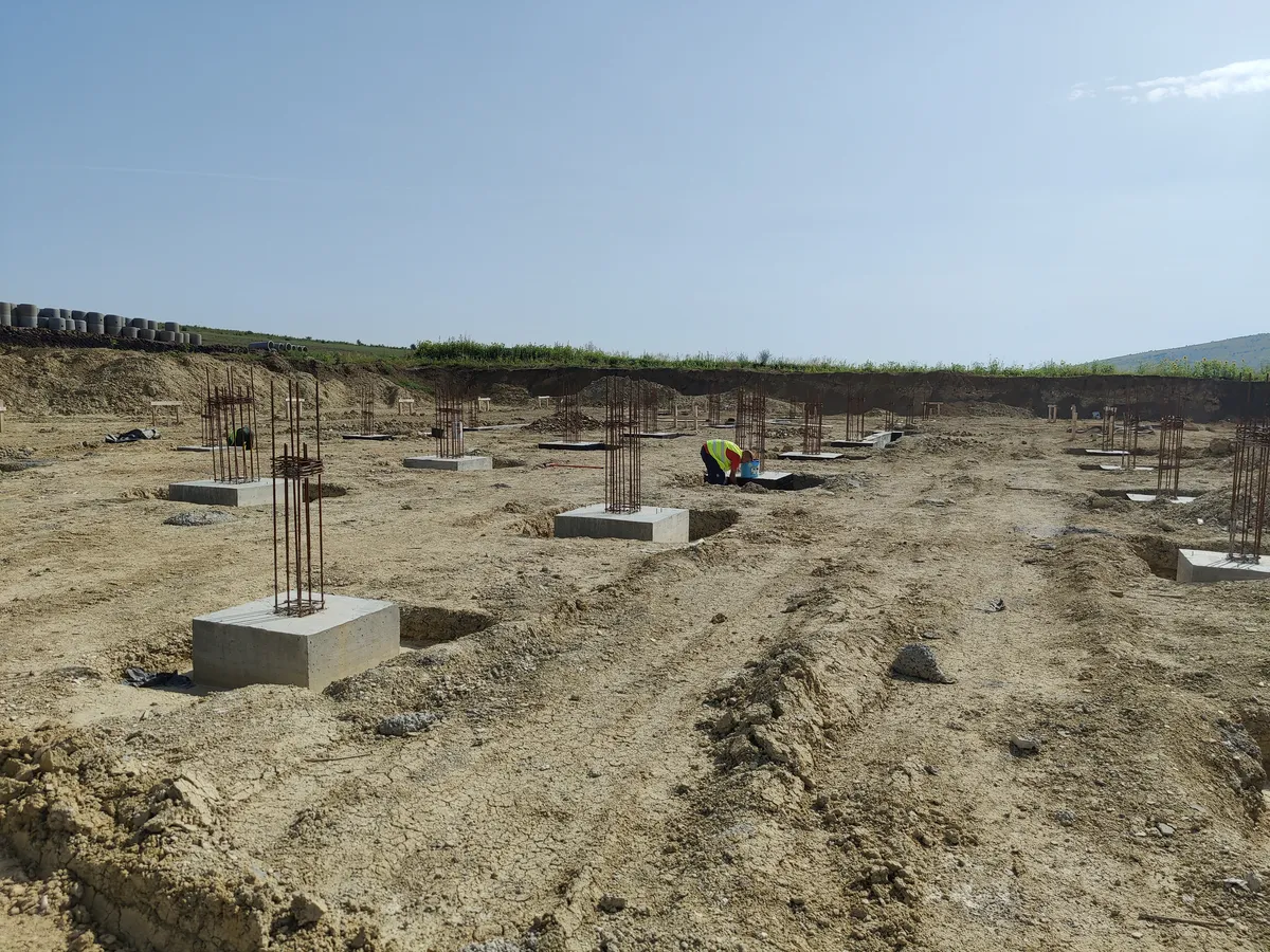 Clădire operațională Tureni — cofraje fundații cu echipă