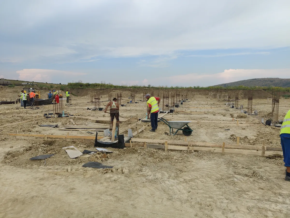 Turnare beton cu pompă — clădire operațională autostradă Tureni