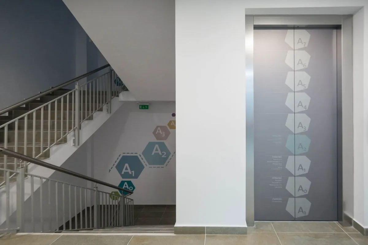 Stratec Cluj — casa scării cu lift și semnalistică