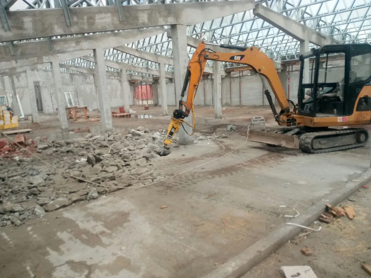 Demolare hală industrială Tehnofrig Cluj — miniexcavator cu picon