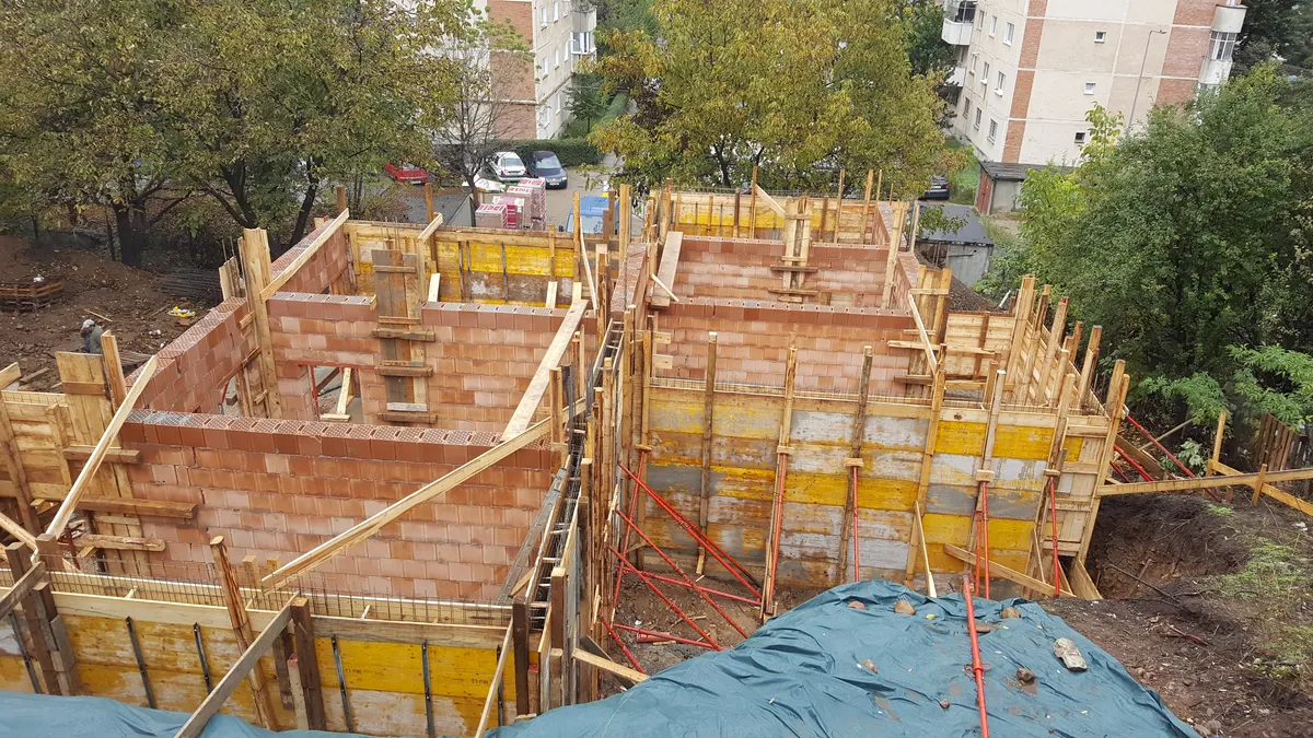 Zidărie etaj duplex Semenicului Cluj — cărămidă cu termoizolație