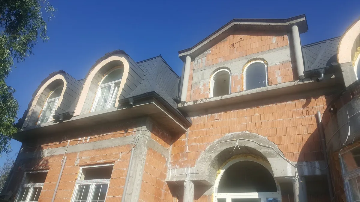 Casă particulară Andrei Mureșanu Cluj — înainte de fațadă, zidărie brut