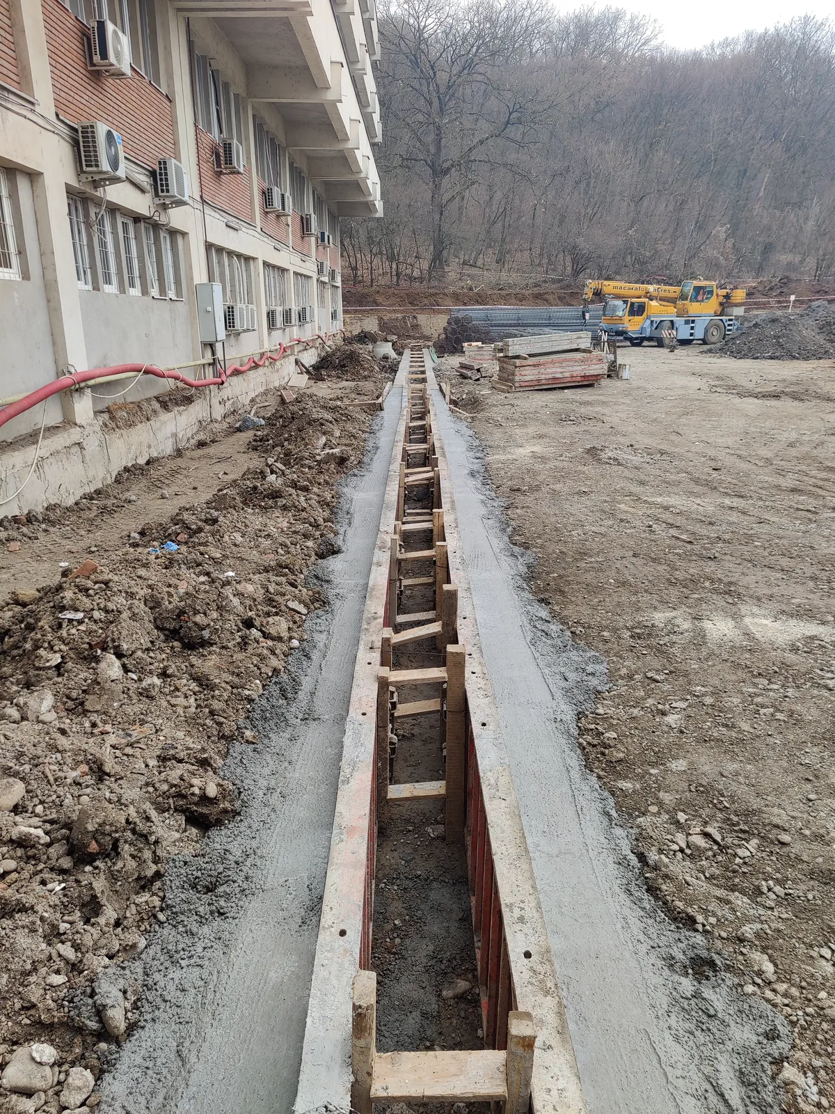 Grindă de ghidaj piloți forați — cofraj și turnare beton