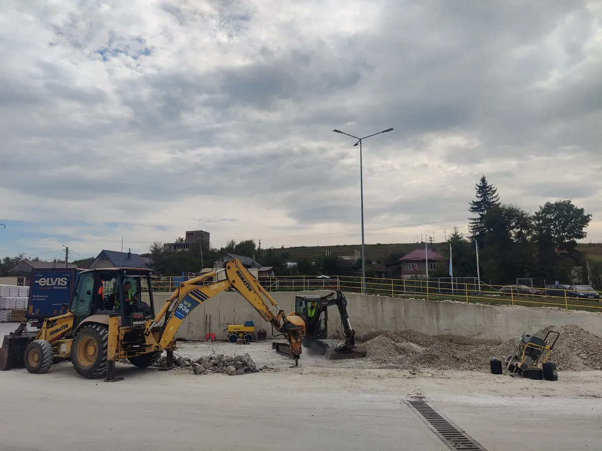 Demolare platformă veche Knauf Aghireșu — buldoexcavator și miniexcavator